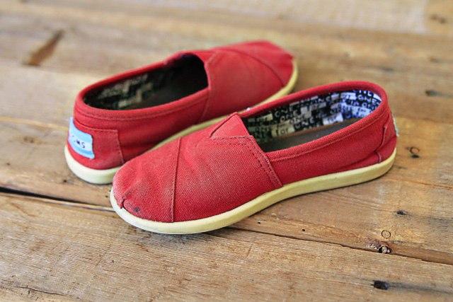 red sparkly toms