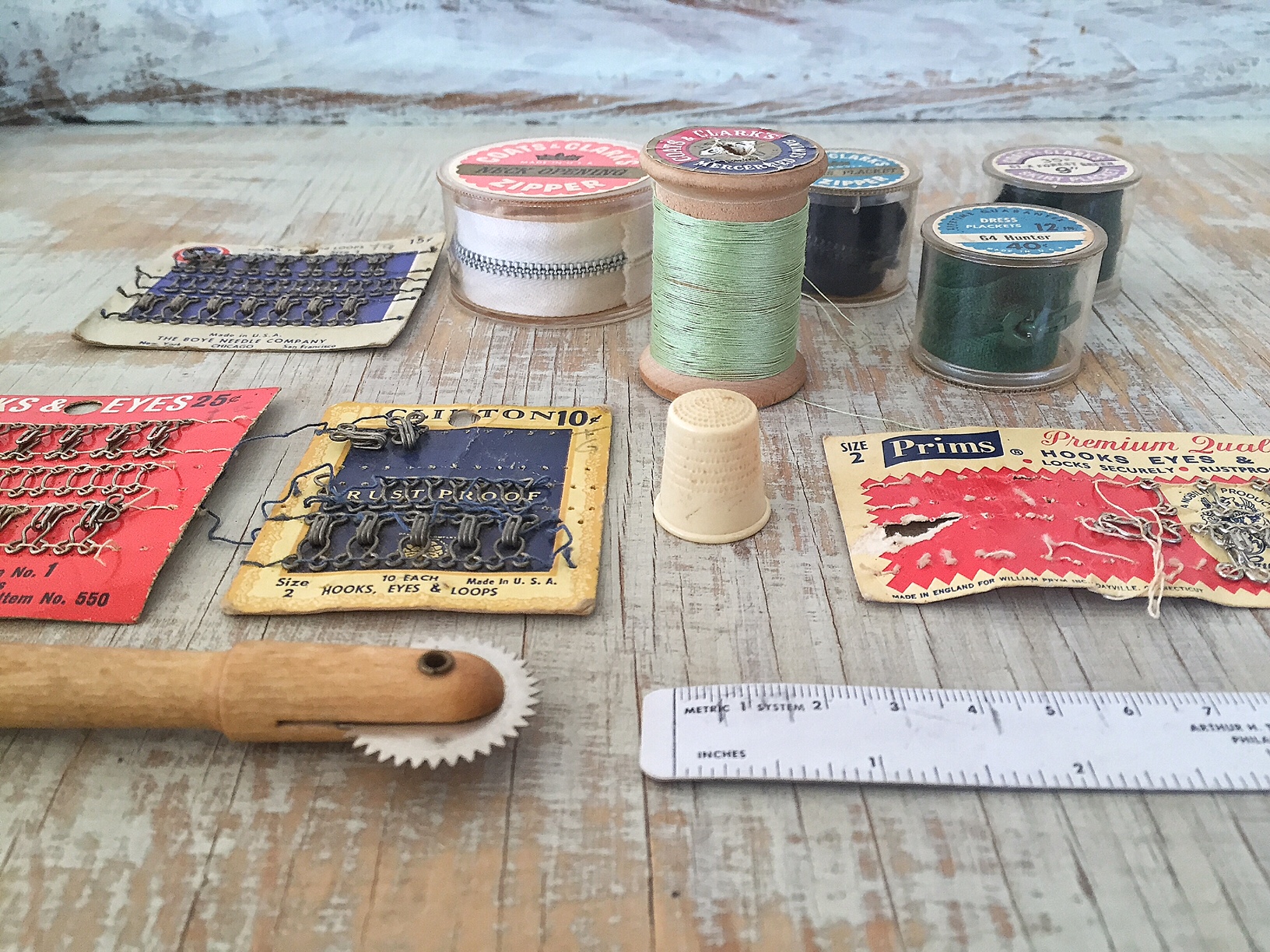 Singer Vintage Sewing Kit Basket with Sewing Kit Accessories